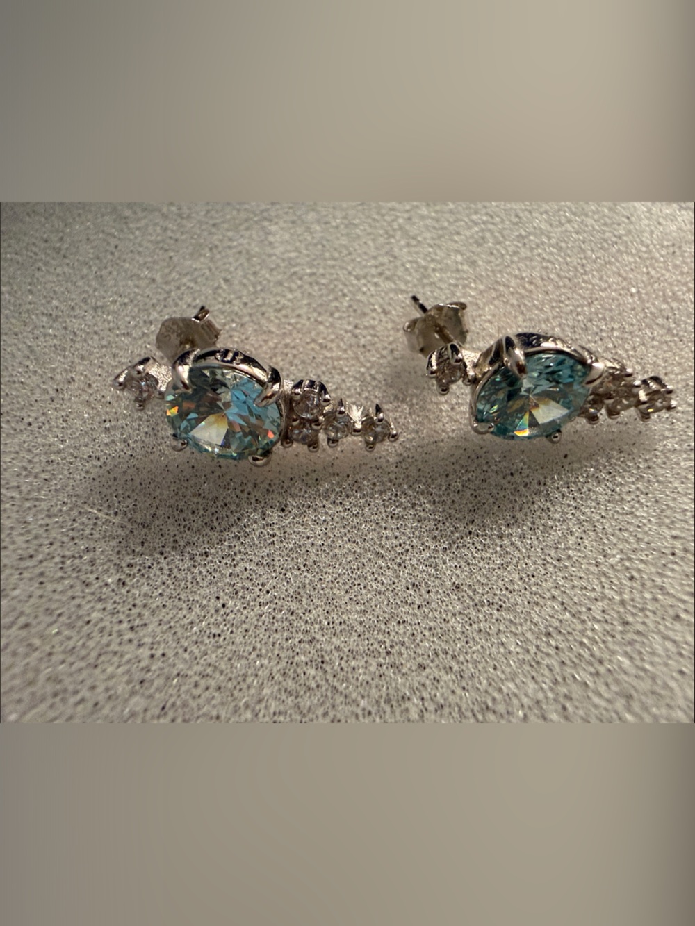 🌻Silver Stud Earrings with Aquamarine Crystal Center